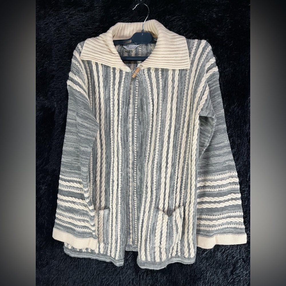Vintage size sm Kmart sweater bell sleeves pockets grey white wood buttons